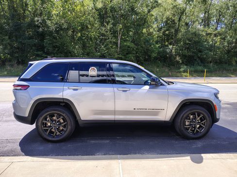 Certified 2024 Jeep Grand Cherokee Altitude image 6