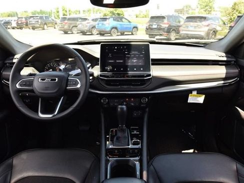 Used 2025 Jeep Compass Trailhawk AWD/4WD image 7