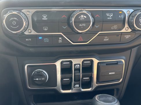 Used 2023 Jeep Wrangler Sahara image 15