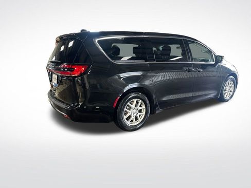 Used 2023 Chrysler Pacifica Touring-L FWD image 5