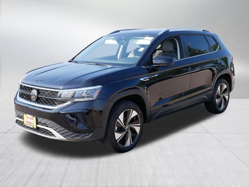 Used 2023 Volkswagen Taos SE w/ Panoramic Sunroof Package AWD/4WD image 3