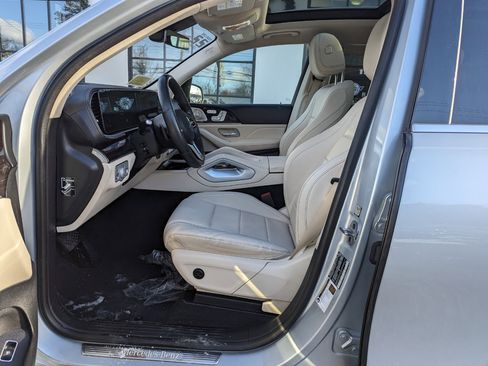 Used 2022 Mercedes-Benz GLS 450 4MATIC image 3