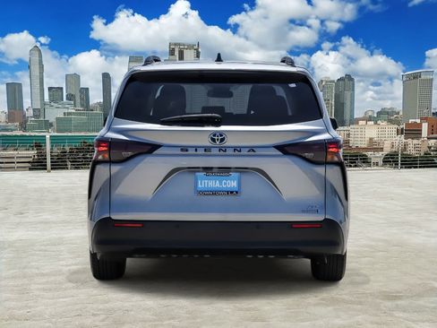 Used 2023 Toyota Sienna XLE w/ XLE Plus Package FWD image 5