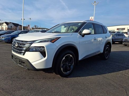 Used 2024 Nissan Rogue SV w/ SV Premium Package image 3