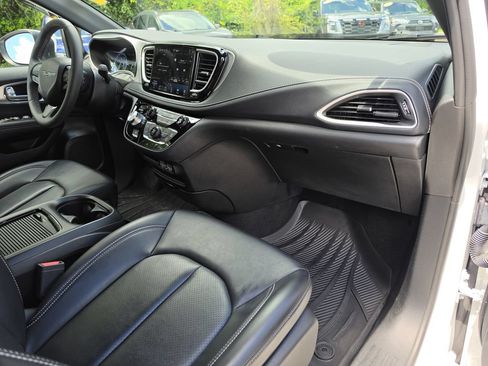 Certified 2023 Chrysler Pacifica Touring-L w/ S Appearance Package FWD image 10
