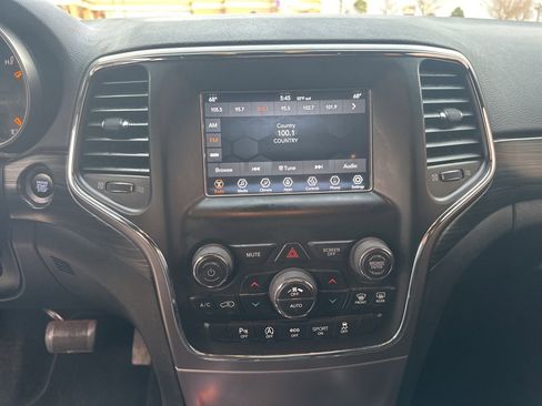 Used 2019 Jeep Grand Cherokee Laredo image 12