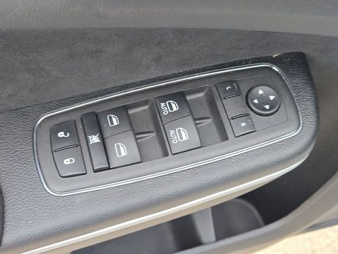 Used 2023 Chrysler 300 C image 19