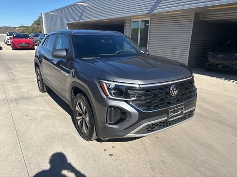 Used 2025 Volkswagen Atlas Cross Sport SE image 3