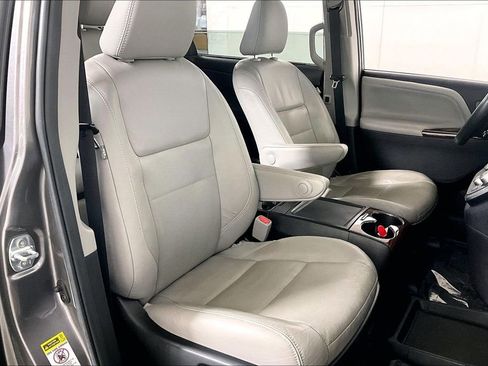 Used 2017 Toyota Sienna Limited Premium w/ Advanced Technology Package image 7