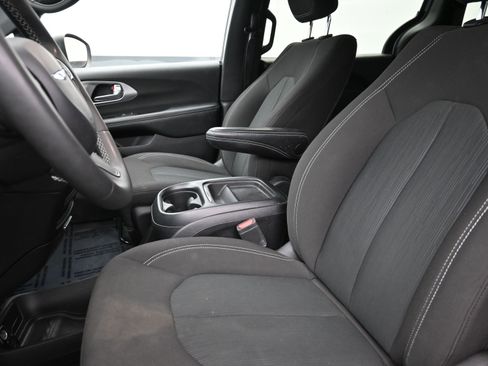 Used 2023 Chrysler Pacifica Touring image 11