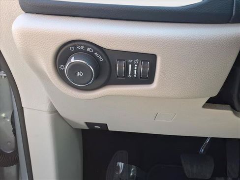 Used 2024 Chrysler Pacifica Touring-L FWD image 21