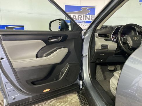 Used 2021 Toyota Highlander XLE FWD image 29