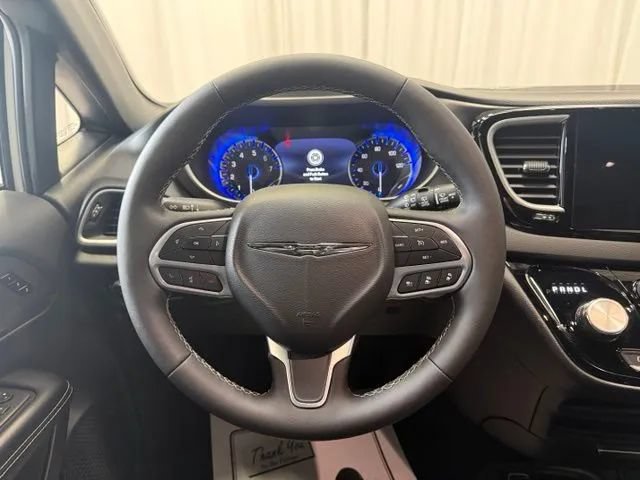 Used 2026 Chrysler Pacifica Select FWD image 12