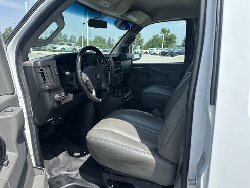 Used 2019 Chevrolet Express 3500 w/ Driver Convenience Package RWD image 11