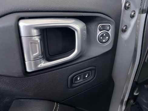 Used 2020 Jeep Wrangler Unlimited Sahara AWD/4WD image 11