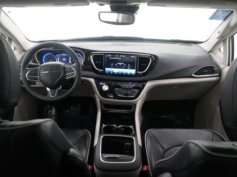 Used 2024 Chrysler Pacifica Limited image 14