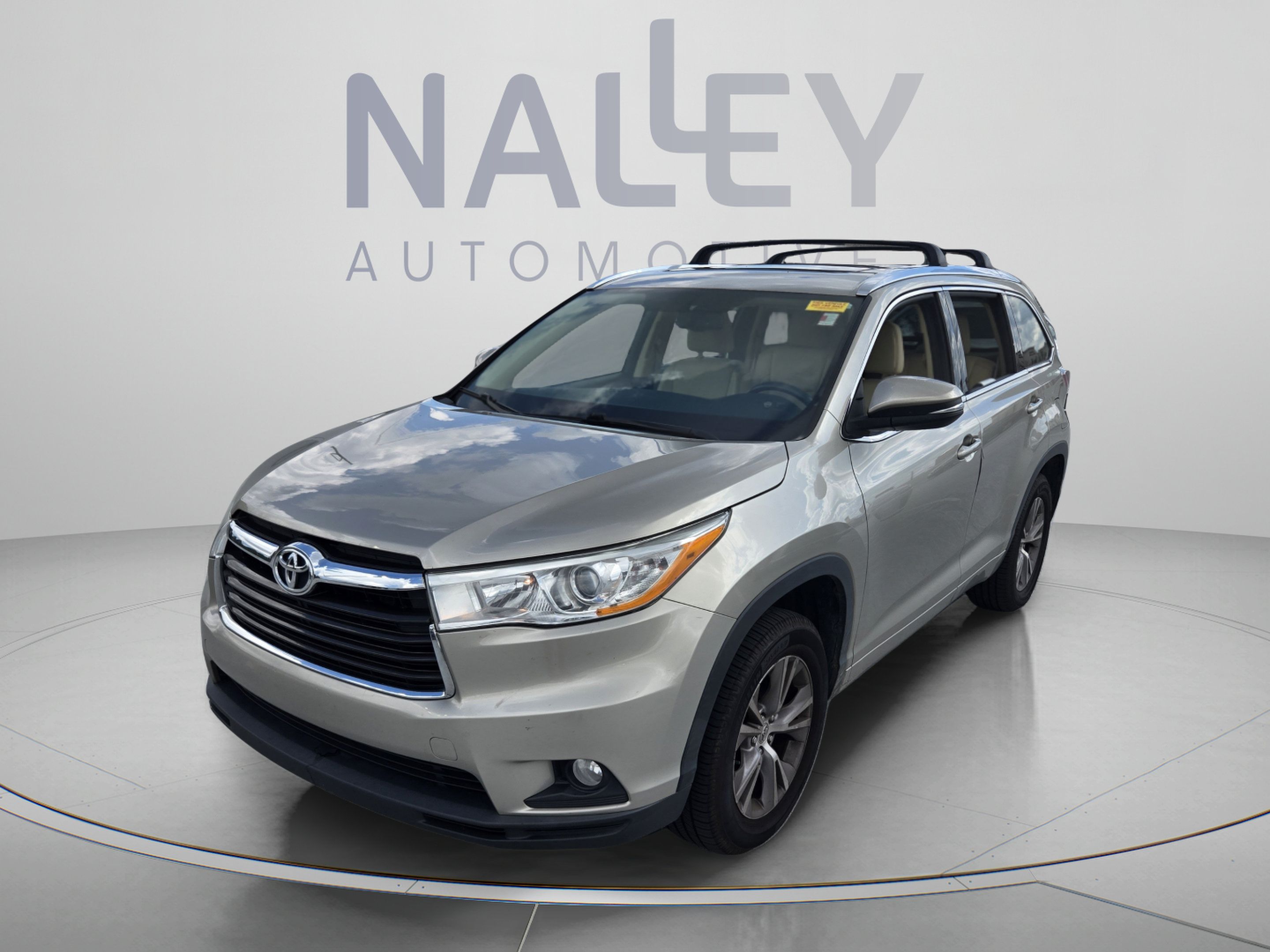 Used 2014 Toyota Highlander XLE FWD image 1
