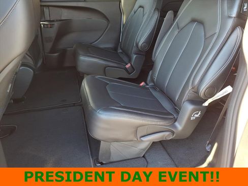 New 2026 Chrysler Pacifica Select image 13