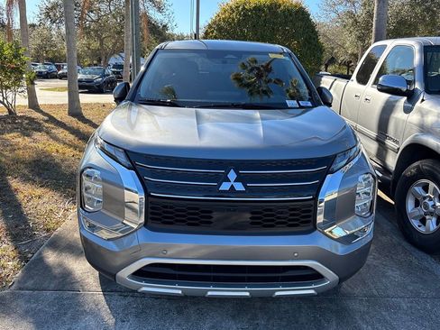 Used 2024 Mitsubishi Outlander SE image 2
