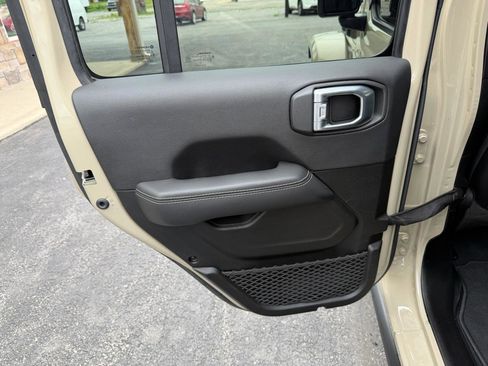 Used 2022 Jeep Wrangler Unlimited Sahara w/ Cold Weather Group AWD/4WD image 16