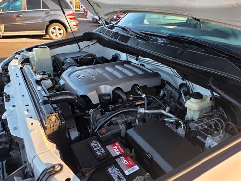 Used 2010 Toyota Tundra 4x4 CrewMax image 27