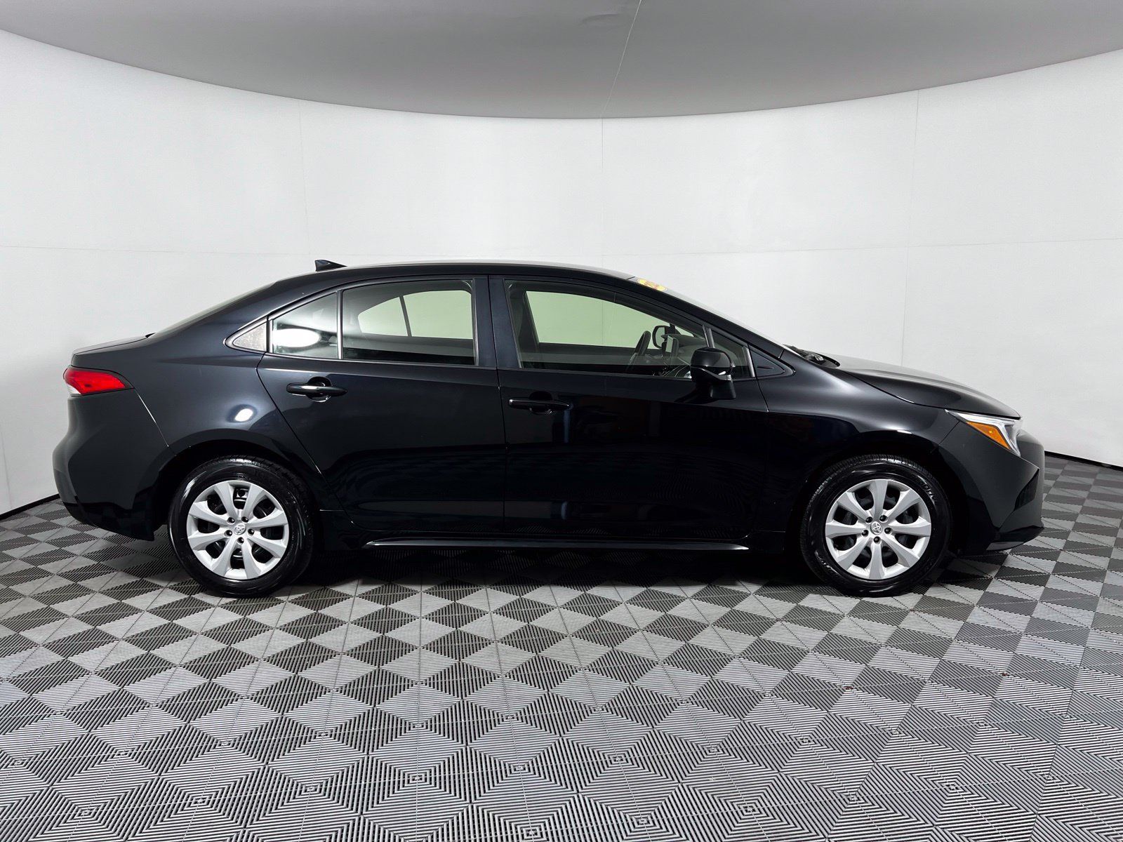 Used 2025 Toyota Corolla LE FWD image 4