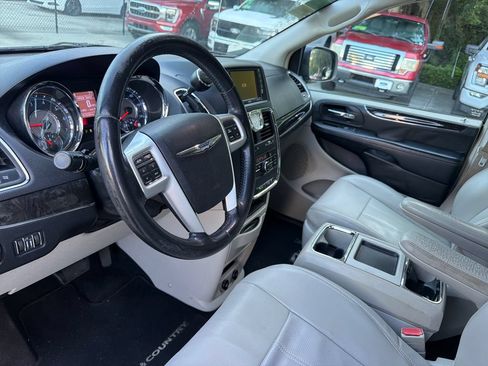 Used 2016 Chrysler Town & Country Touring FWD image 6