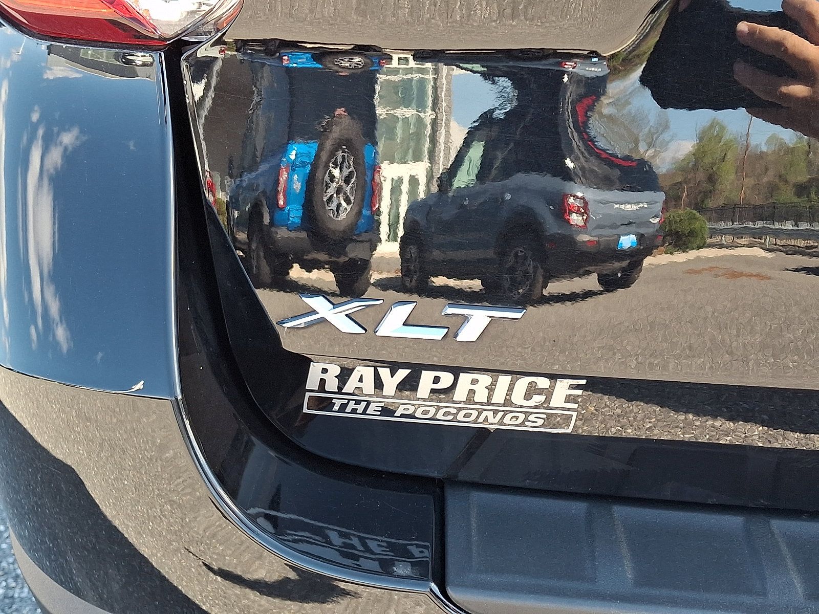 Used 2023 Ford Explorer XLT AWD/4WD image 32