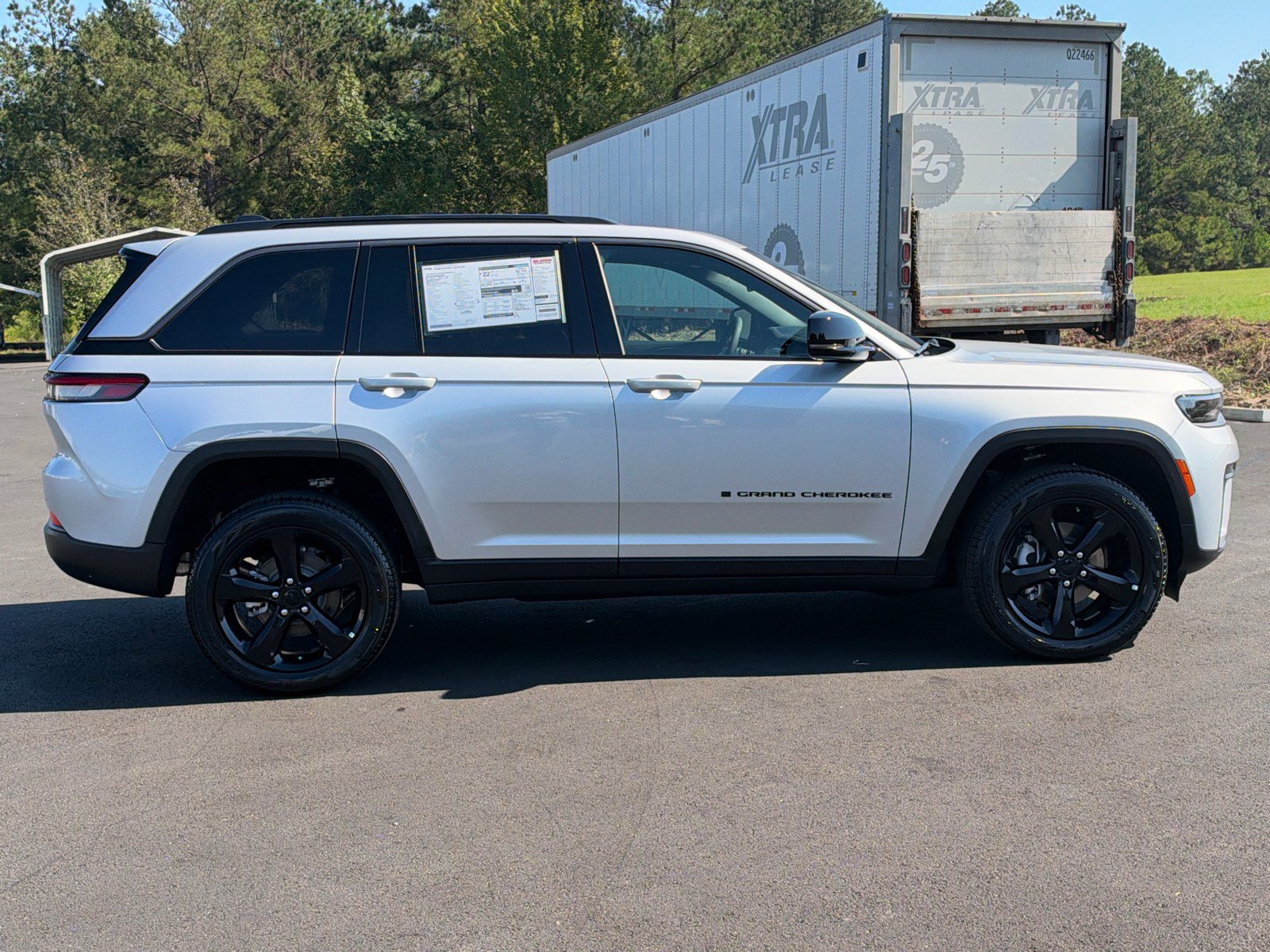 New 2026 Jeep Grand Cherokee Limited w/ Limited Altitude Package AWD/4WD image 4