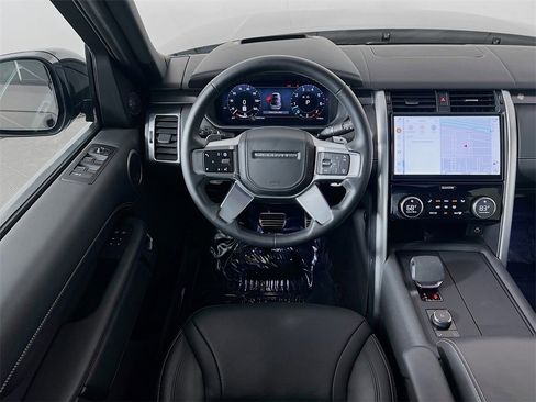 Used 2025 Land Rover Discovery Metropolitan Edition image 24