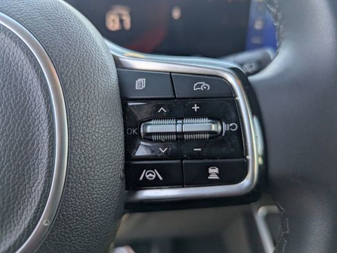 Used 2025 Kia Carnival image 30