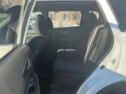 Used 2017 Nissan Rogue SV image 15