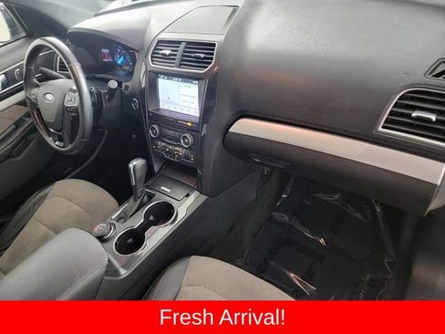 Used 2017 Ford Explorer XLT w/ Equipment Group 202A AWD/4WD image 18
