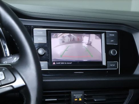 Used 2019 Volkswagen Jetta SE w/ Cold Weather Package FWD image 29