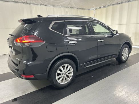 Used 2020 Nissan Rogue SV image 2