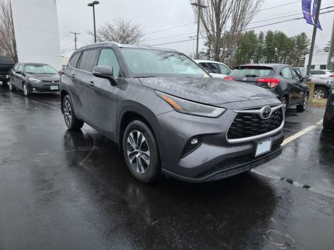 Used 2022 Toyota Highlander XLE image 10