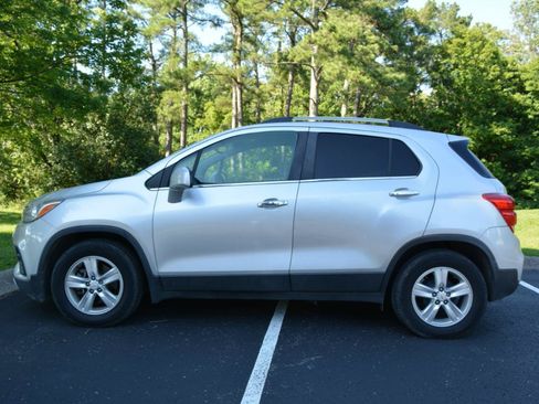 Used 2018 Chevrolet Trax LT w/ LT Convenience Package FWD image 8