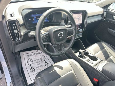 Used 2025 Volvo XC40 B5 Core w/ Climate Package image 9