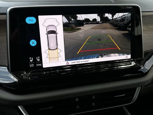 Used 2024 Volkswagen Atlas SE w/ Panoramic Sunroof Package FWD image 17
