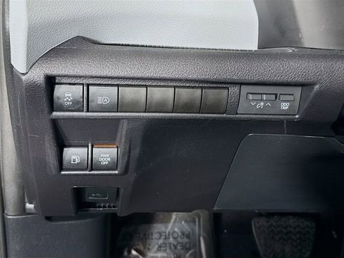 Certified 2025 Toyota Sienna LE image 11