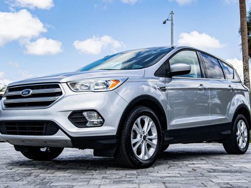 Used 2017 Ford Escape SE FWD image 3