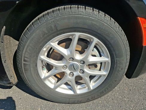 Used 2024 Chrysler Voyager LX FWD image 8