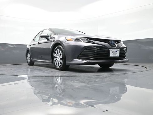Certified 2019 Toyota Camry LE image 28