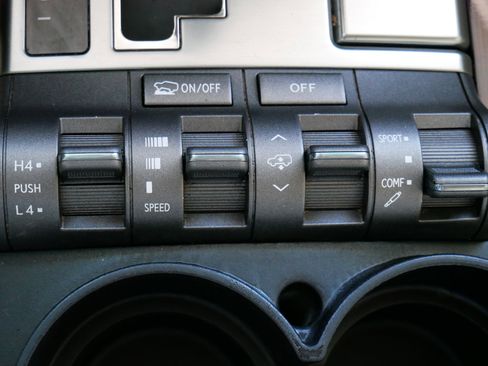 Used 2010 Lexus LX 570 4WD image 38