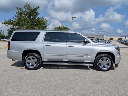 Used 2018 Chevrolet Suburban LT w/ LT Signature Package AWD/4WD image 4
