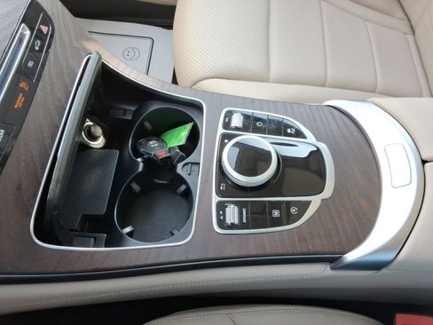 Used 2019 Mercedes-Benz GLC 300 4MATIC image 18