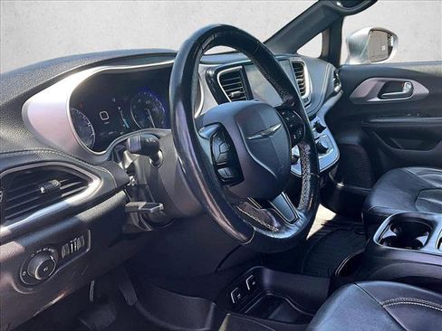 Used 2021 Chrysler Pacifica Touring-L w/ Premium & Safety Sphere Group FWD image 14