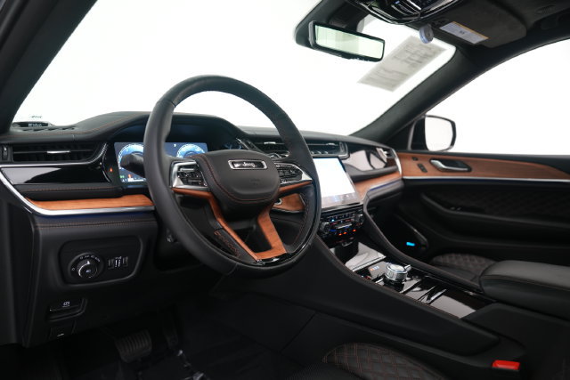 Used 2023 Jeep Grand Cherokee Summit AWD/4WD image 11