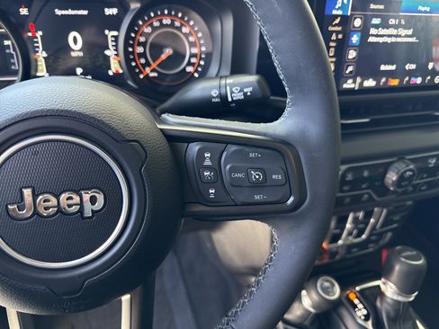 Used 2025 Jeep Gladiator Mojave w/ Safety Group image 19