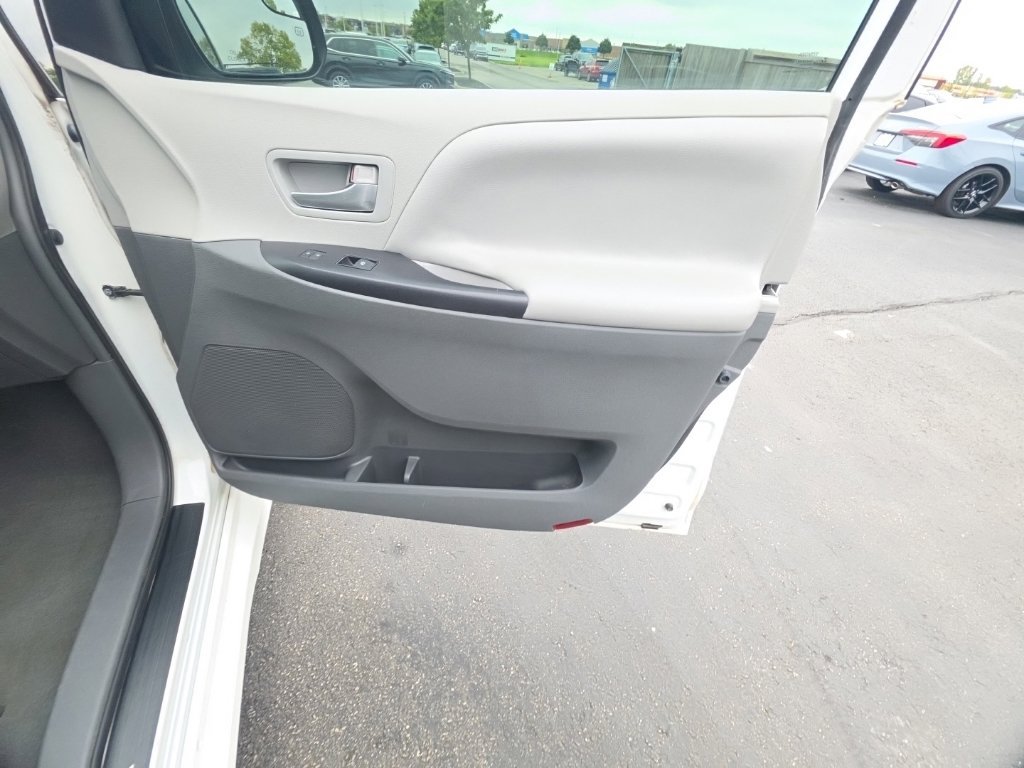Used 2019 Toyota Sienna LE AWD/4WD image 29